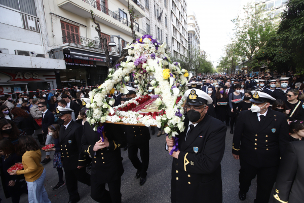 Κοσμοσυρροή στις περιφορές των επιταφίων στο κέντρο της Θεσσαλονίκης