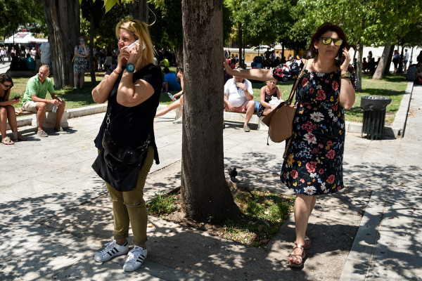 Σοκάρουν τα βίντεο από τη στιγμή που τα 5,1 Ρίχτερ χτυπούν την Αθήνα (vids)