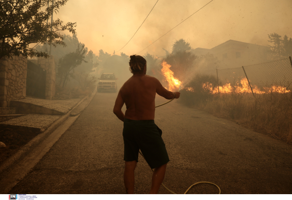 Εκκενώνεται και η Ανθούσα, μήνυμα του 112 στους κατοίκους να φύγουν προς Γέρακα