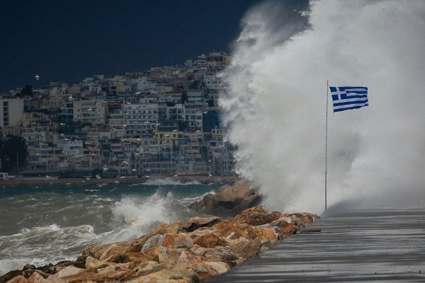 Χαλάει ο καιρός: Εντονα φαινόμενα σήμερα με βροχές, καταιγίδες και ισχυρούς ανέμους