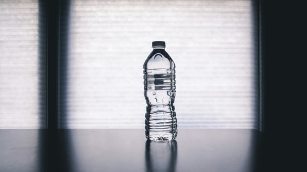 Όταν πίνουμε από πλαστικά μπουκάλια μας ανεβαίνει η πίεση