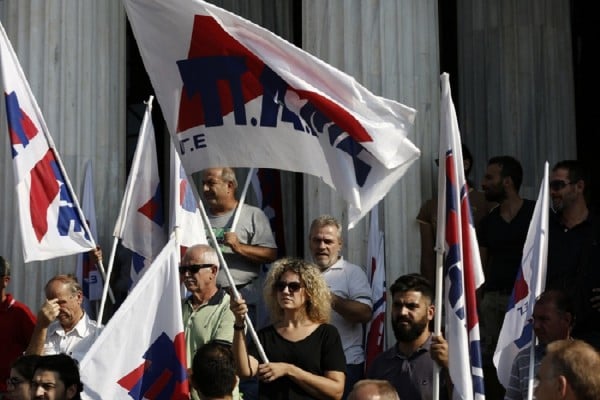 Συγκέντρωση ΠΑΜΕ έξω από τη Βουλή ενάντια στα νέα μέτρα