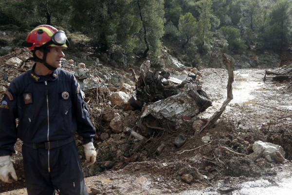 Πυροσβεστική: Σχεδόν 1000 κλήσεις για παροχές βοήθειας σε Νέα Πέραμο, Μέγαρα και Μάνδρα