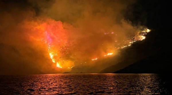 Μεγάλη φωτιά τώρα στην Ύδρα: Προκλήθηκε από βεγγαλικά που έριχναν από σκάφος