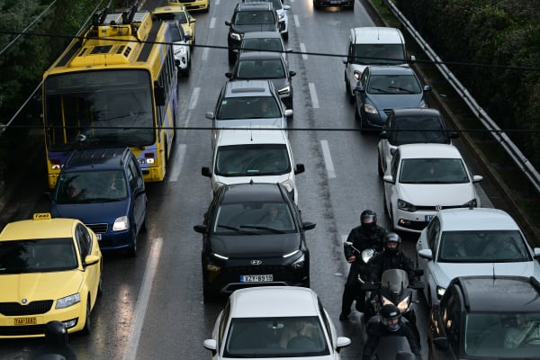 Έμφραγμα στους δρόμους, πού έχει κίνηση - Μεγάλες καθυστερήσεις στην Αττική Οδό