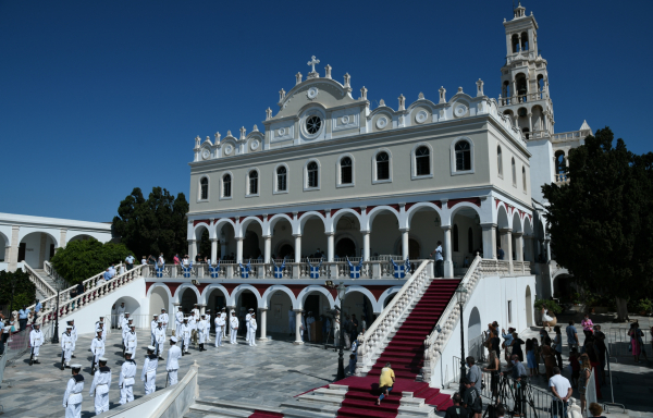 Δεκαπενταύγουστος: Με κατάνυξη και λαμπρότητα ο εορτασμός της Κοιμήσεως της Θεοτόκου - Επίκεντρο η Τήνος