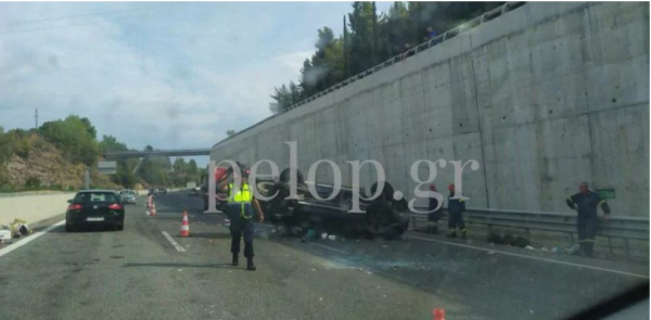 Μια νεκρή σε σοκαριστικό τροχαίο στο Αίγιο - Το αυτοκίνητο χτύπησε στις μπάρες και αναποδογύρισε