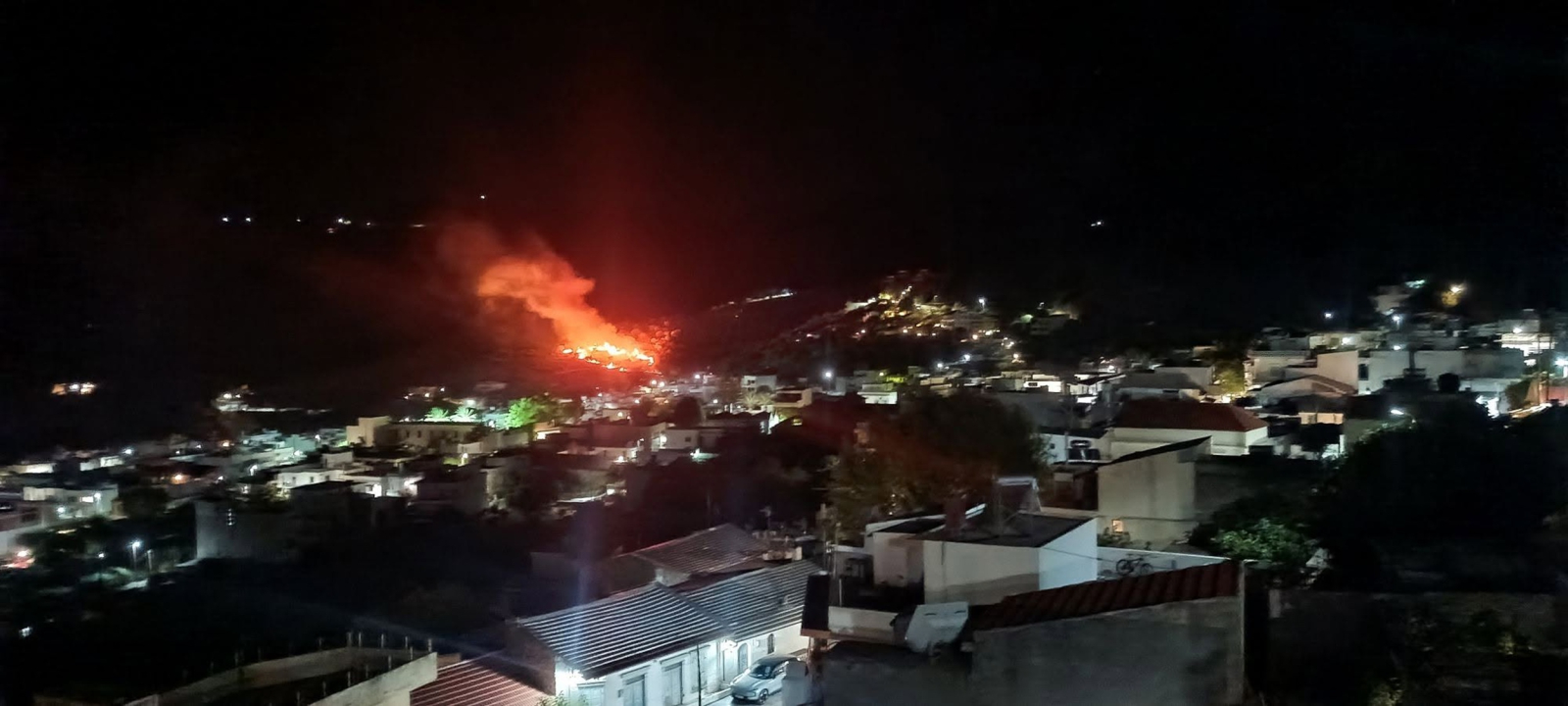 Φωτιές τώρα: Τραγωδία με δυο νεκρούς στη Σαλαμίνα - Μέτωπα σε Λάρισα, Κάλυμνο, Λασίθι, μπαράζ από 112