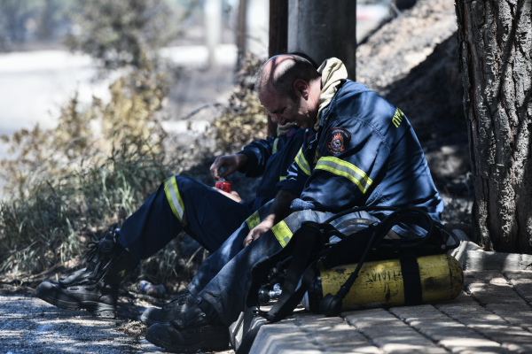 Φωτιά στην Πεντέλη: 34 ασθενείς μεταφέρθηκαν σε νοσοκομεία, σύμφωνα με το ΕΚΑΒ