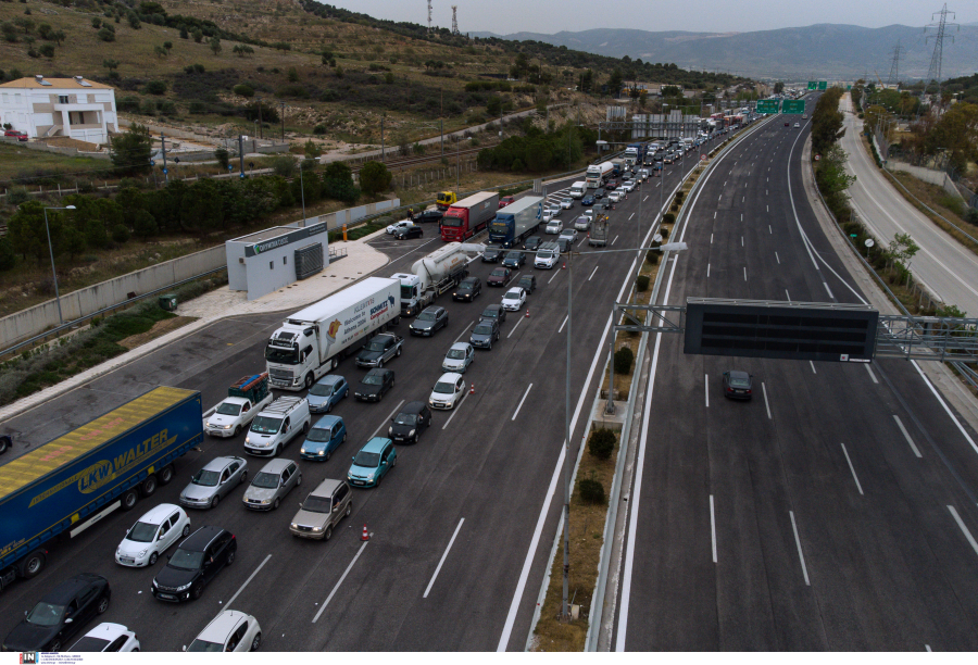 Περισσότερα από πέρυσι τα αυτοκίνητα που φεύγουν από Αττική για το τριήμερο