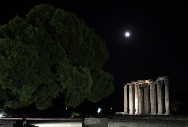 Πανσέληνος και μερική έκλειψη σελήνης ταυτόχρονα τη Δευτέρα