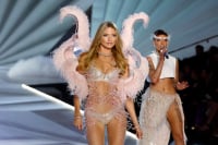 Ξανά στην πασαρέλα το σόου της Victoria’s Secret