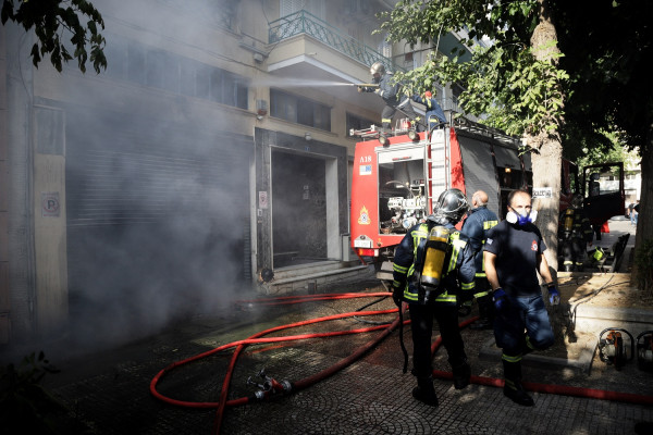 Φωτιά σε κατάστημα στον Νέο Κόσμο - Φωτογραφίες από το σημείο (pics)