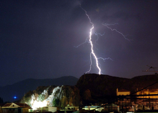 Τραγωδία στη Σκόπελο - Κεραυνός σκότωσε γυναίκα μπροστά στα μάτια του άντρα της