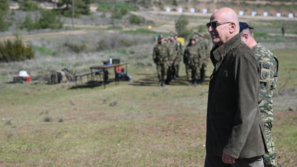 Απροειδοποίητη επίσκεψη Δένδια στο ΚΕΝ Θήβας