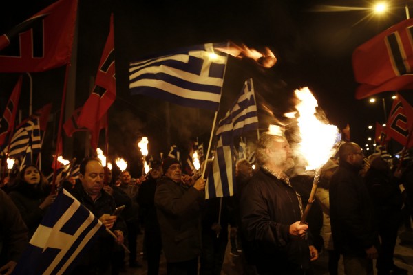 Τη σύλληψη των χρυσαυγιτών που έκαψαν την τουρκική σημαία ζητεί η Αγκυρα