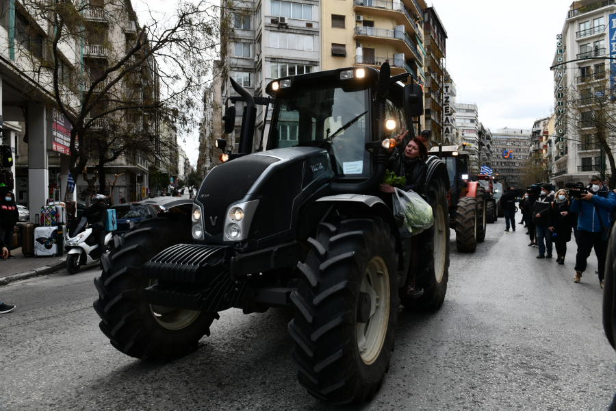 Διαγράφονται χρέη αγροτών