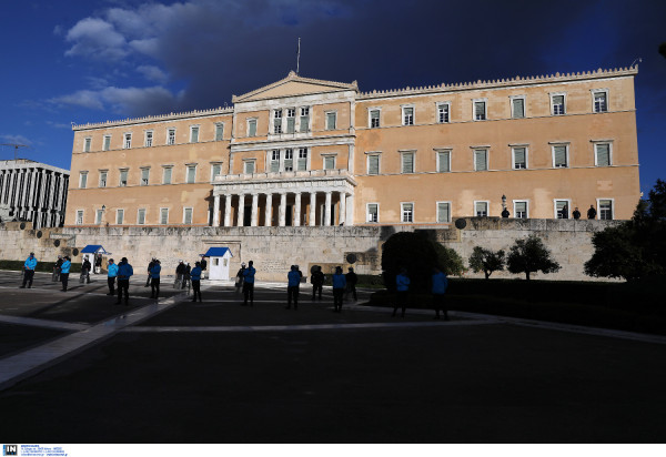 Κόντρα κυβέρνησης - αντιπολίτευσης για τις διαδηλώσεις, συμφωνία κομμάτων για πάγωμα των συγκεντρώσεων ζητούν οι ειδικοί