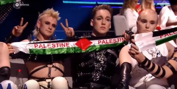 Φοβερή πρόκληση Μαντόνας μέσα στο Ισραήλ: Σήκωσε με τους Ισλανδούς σημαία Παλαιστίνης (vid)