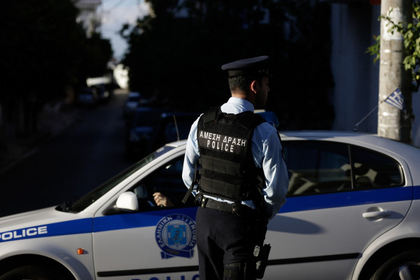 Αστυνομικός πήγε για καφέ και έφυγε χωρίς το...όπλο του