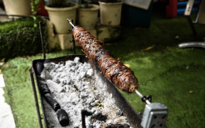 Πώς να αποφύγετε καούρες και δυσπεψία μετά το πασχαλινό τραπέζι