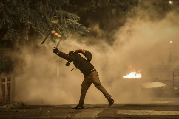 Για ακόμη ένα βράδυ τα Εξάρχεια έγιναν πεδίο μάχης - Επεισόδια και βροχή από μολότοφ