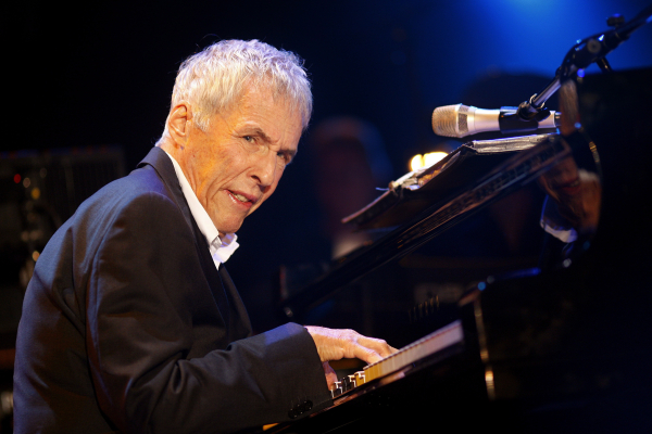 Πέθανε ο «θρύλος της ποπ» Burt Bacharach