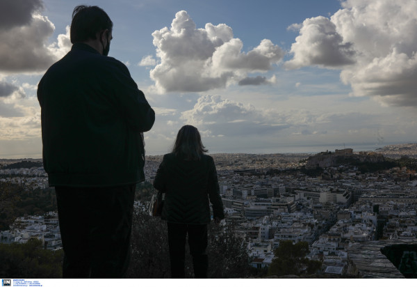 Καιρός σήμερα: Νεφώσεις και τοπικές βροχές, σε πτώση η θερμοκρασία