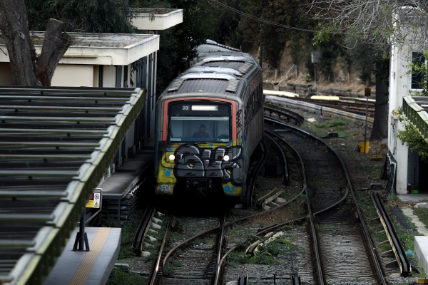 Άγνωστος πέταξε πέτρα σε συρμό του ΗΣΑΠ και τραυμάτισε γυναίκα στο κεφάλι