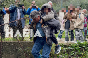 Ηλεία: Στο έλεος κατολισθήσεων το Μαζαράκι - Γονείς κουβαλάνε στην πλάτη τα παιδιά για να πάνε σχολείο (εικόνες)