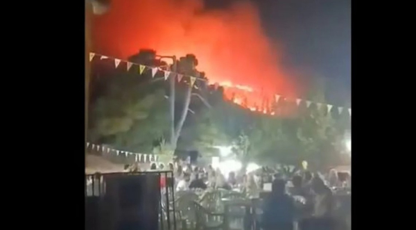Απίστευτο βίντεο από τη Ζάκυνθο: Την ώρα που το νησί καίγεται κάποιοι το γλεντάνε