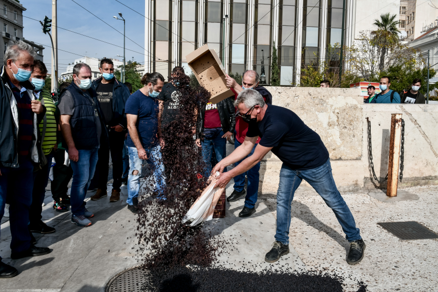 Πορεία πληγέντων από φυσικές καταστροφές έξω από τη Βουλή