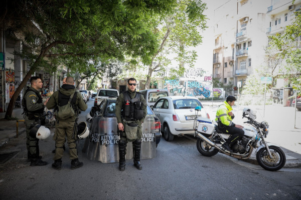 Εξάρχεια: Έφοδος από την Αστυνομία - Ένταση και προσαγωγές