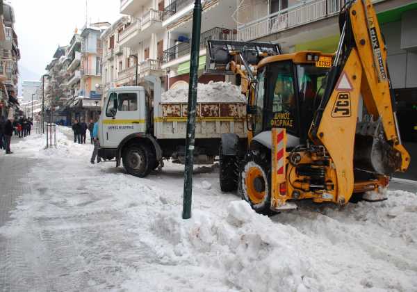 Με φορτηγά απομακρύνεται το χιόνι από το κέντρο της Φλώρινας