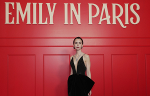 «Emily in Paris»: Ξεκινούν τα γυρίσματα στη Μύκονο – Οι πρώτες εικόνες από την παραγωγή