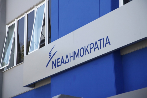 ΝΔ «καρφώνει» Κασσελάκη για το αλαλούμ με την κομματική πειθαρχία και τα ομόφυλα ζευγάρια