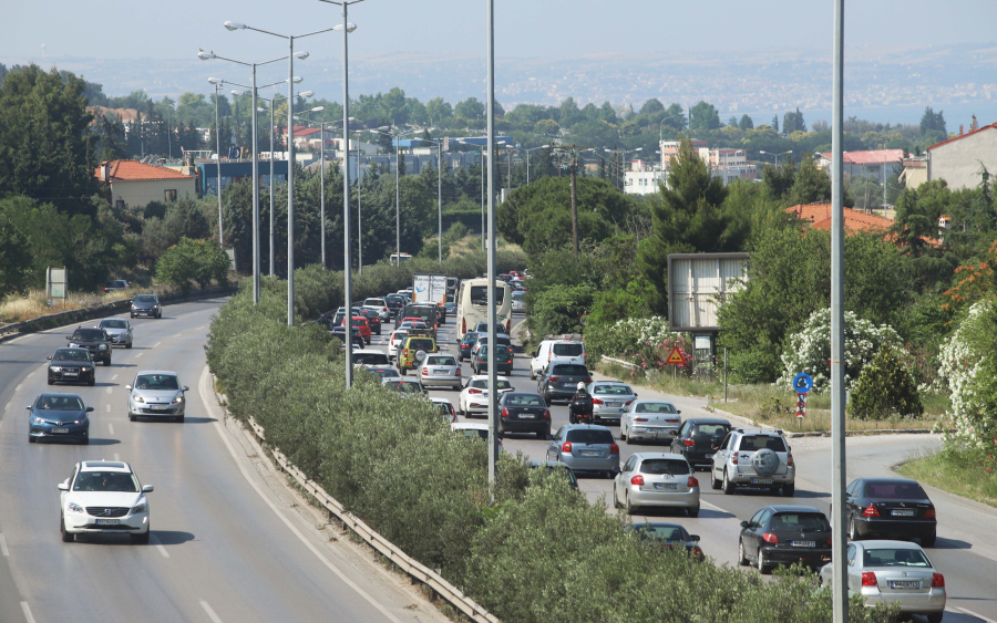 Αγίου Πνεύματος 2024: Λιγότεροι Έλληνες έφυγαν για τριήμερο φέτος λόγω οικονομικών - Πόσο τους κόστισε