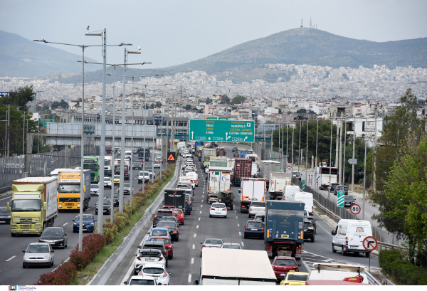 Κίνηση τώρα: Ουρές χιλιομέτρων σε Αττική Οδό, λεωφόρο Κηφισού και λιμάνι Πειραιά