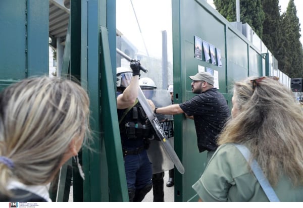 ΜΑΤ έριξαν χημικά στους εκπαιδευτικούς - Καλή σχολική χρονιά στον Υπουργό Παιδείας και καταστολής «εύχονται» οι γονείς