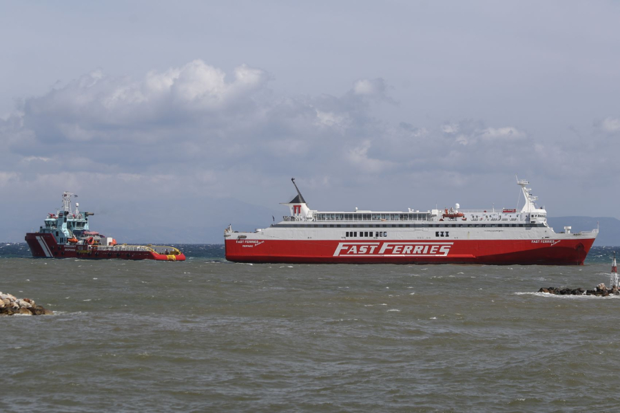 Αγανακτισμένοι οι επιβάτες του «Fast Ferries Andros» - Συνεχίζεται η πολύωρη ταλαιπωρία τους στη Ραφήνα