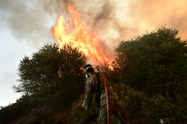 Σε εξέλιξη εκτός ελέγχου για 2η μέρα η φωτιά στην Εύβοια – 112 να εκκενωθούν ξανά οι Πετριές