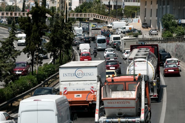 Τροχαίο τώρα στην Αττική Οδό, μποτιλιάρισμα στον Κηφισό