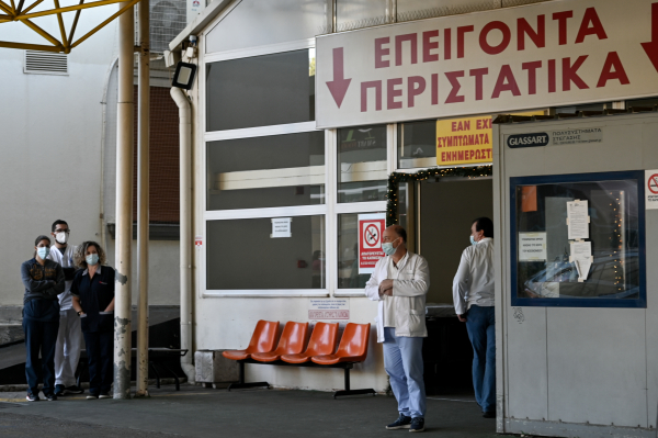 Τρόμος στο νοσοκομείο Γεννηματάς: Άνδρας εισέβαλλε με μαχαίρι και μπιτόνι βενζίνης