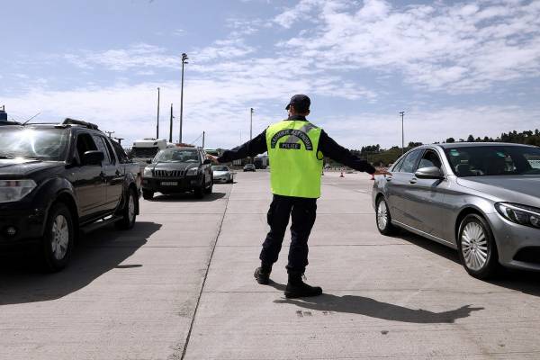 Πενηντάχρονος είπε στην Τροχαία ότι είναι έγκυος η πεθερά του για να περάσει τα διόδια! (βίντεο)