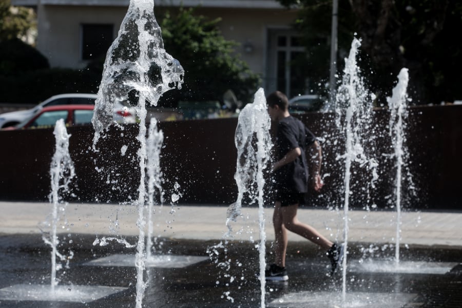 Έφτασε ο πρώτος καύσωνας στη χώρα, πώς να προστατευτείτε από τις ακραίες θερμοκρασίες