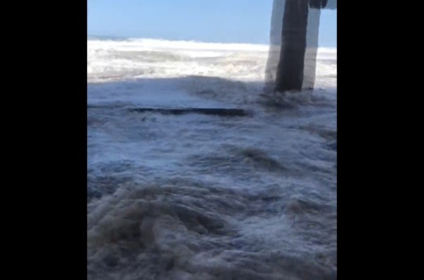 Παλίρροια σαρώνει την νότια Αφρική: Κύματα 9,5 μέτρων «καταπίνουν» τις ακτές