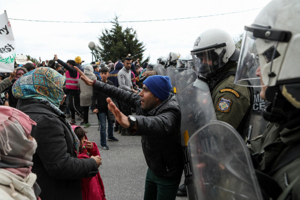 Έκρυθμη κατάσταση στη Μυτιλήνη: Επεισόδια, προσαγωγές και κατάληψη