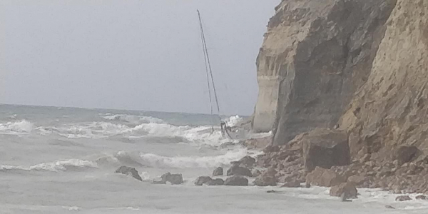 Κεφαλονιά: Η κακοκαιρία έριξε ιστοφόρο στα βράχια (βίντεο)