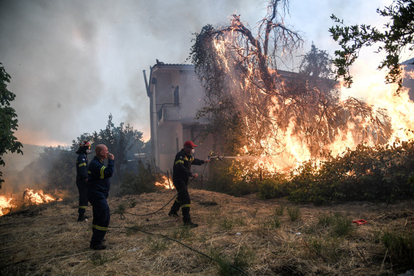 Αποστολή νερών και χυμών στις δυνάμεις κατάσβεσης στην Εύβοια από τον δήμο Αθηναίων