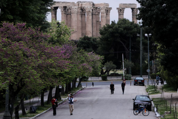 Τα μισά κρούσματα και σήμερα στην Αττική